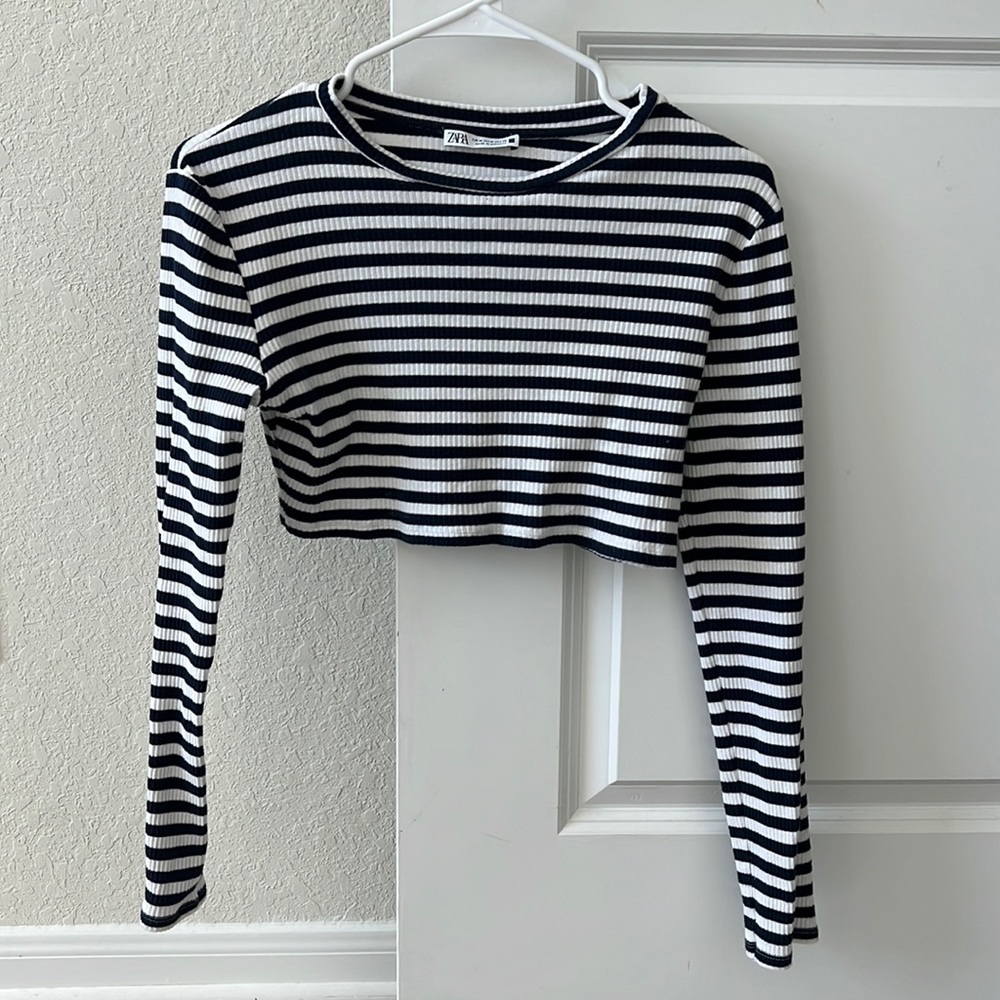 It’s a long sleeve crop top from Zara.